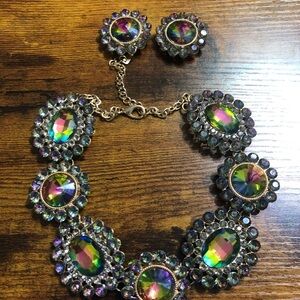 Gold Iridescent Necklace with Vintage-Style Design